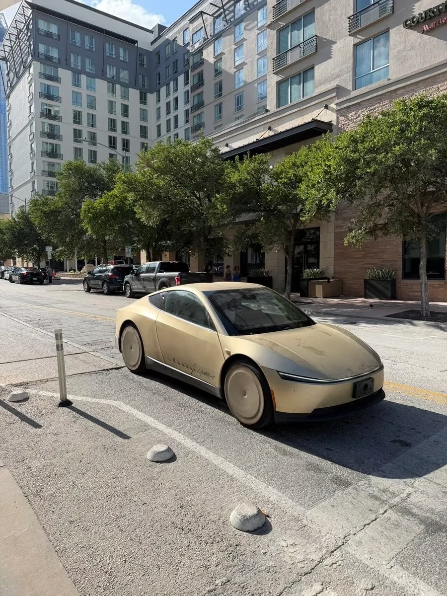 马斯克直接删了方向盘，原来的驾驶位也可以坐乘客了。在奥斯汀街头的 Tesla C