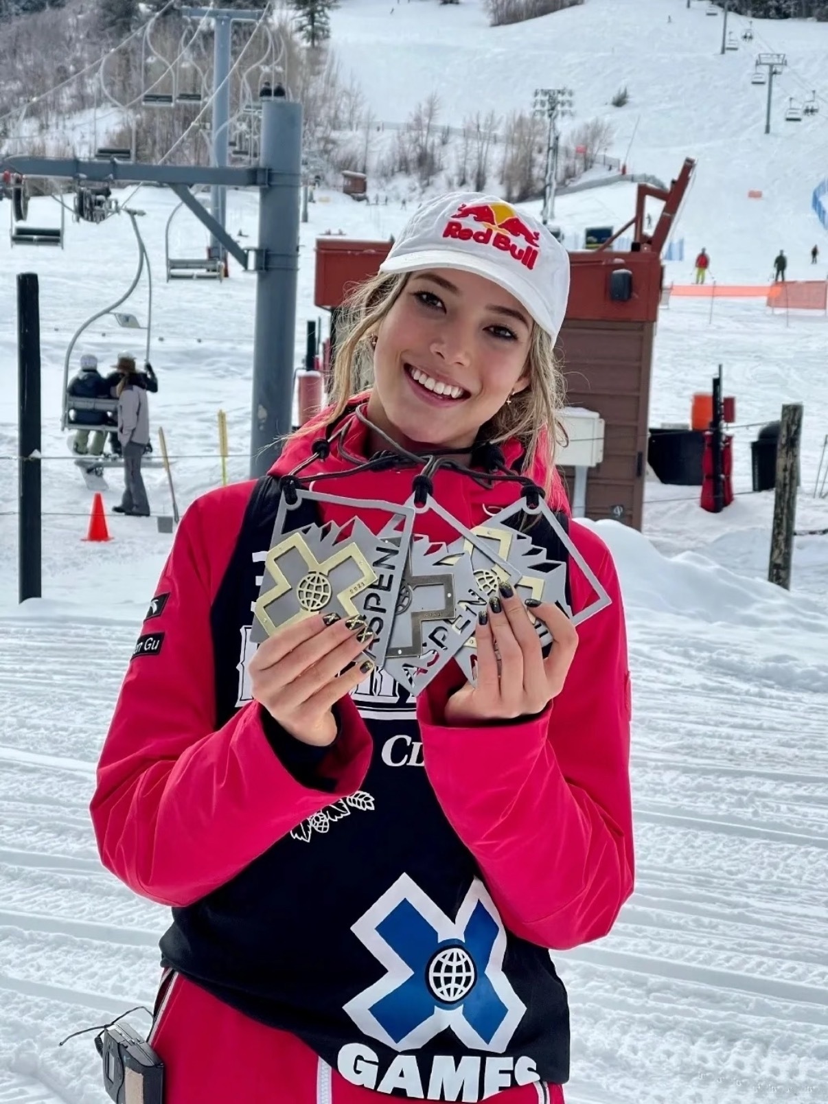 斯坦福同学说谷爱凌从未缺交作业 缺课是去巴黎时装周，论文在飞机和化妆间赶完。选修