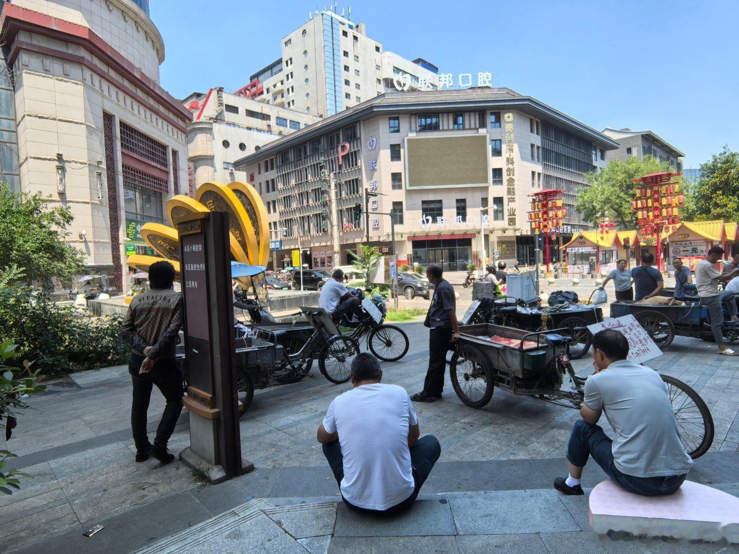 西安旧事 近日，西安持续高温，户外工作者挥汗如雨，部分出租车、蹦蹦车、三轮车，驾