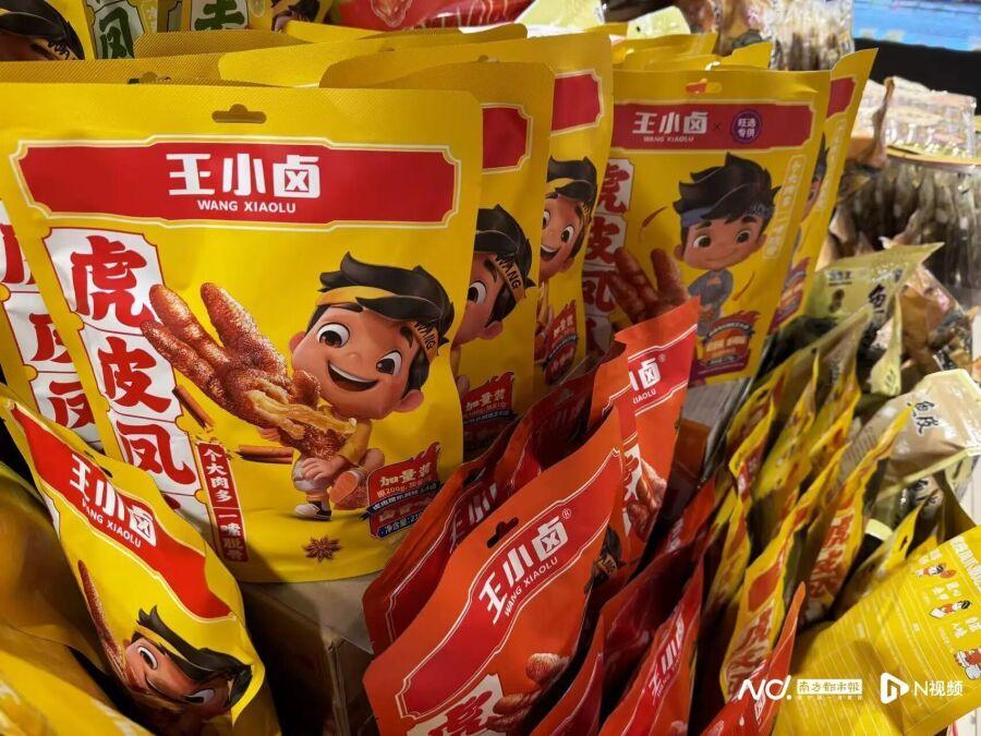 最近某网红零食品牌的鸡爪发霉事件闹得沸沸扬扬。该品牌对此回应称，已对涉事批次产品