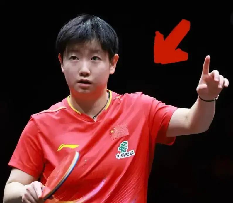 孙颖莎4比0横扫，却一句话把对手拉回光里。
“谢谢今天到场为我们俩加油的大家！