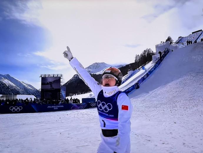 🔻卫冕冠军徐梦桃！🔻四年前，她喊的是：“同志们！我们赢了！”徐梦桃金牌中国队