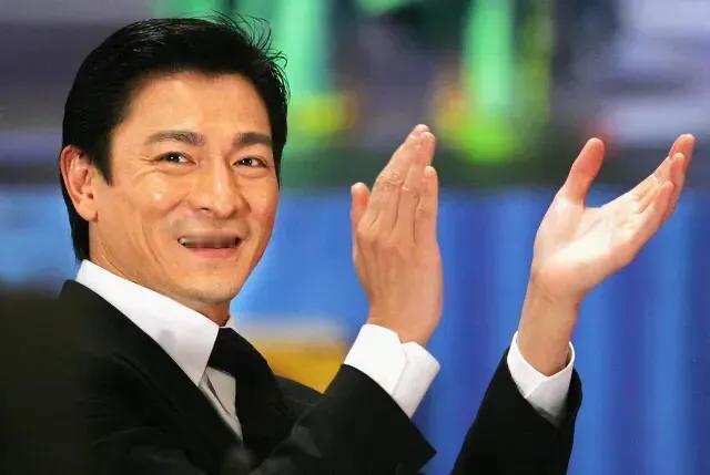 刘德华吃素30年。李静问他:“你长期坚持吃素，不吃大鱼大肉，痛不痛苦？”刘德华说