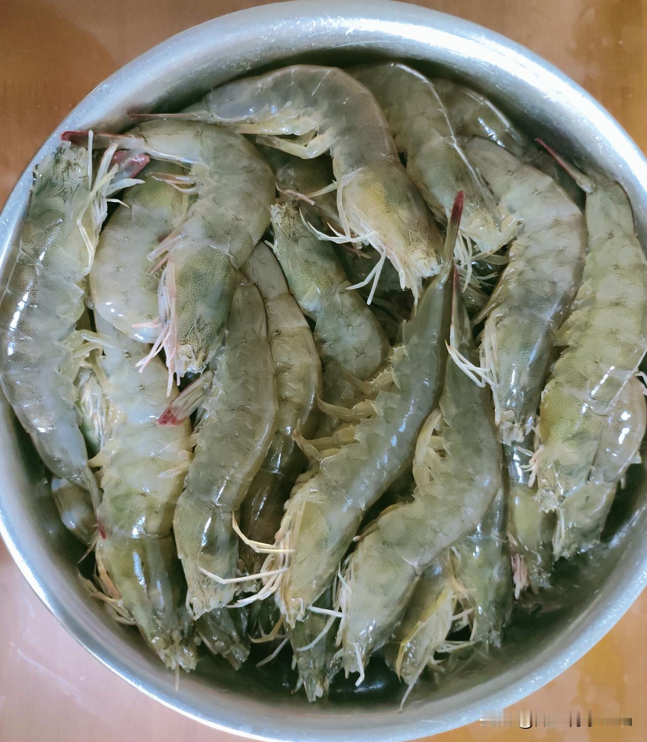 天气再热，生活也得继续，
下楼去打水，再买两个窝头，
回来的时候，看到卖虾的老板