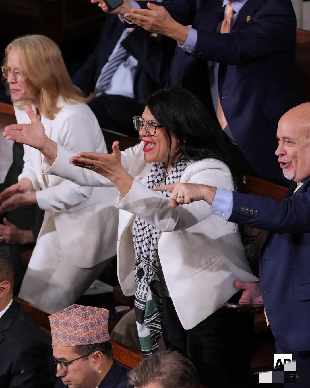 特朗普在国会发表国情咨文演讲，民主党人、索马里裔众议员伊尔汗·奥马尔与他激烈对骂