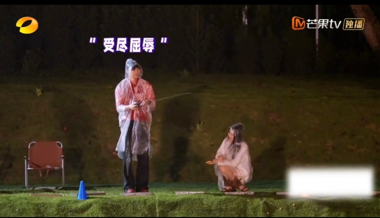 周翊然钓鱼遇上新手保护期没有比这更戏剧性的对局！周翊然雨夜耐心教学，细心看护新手