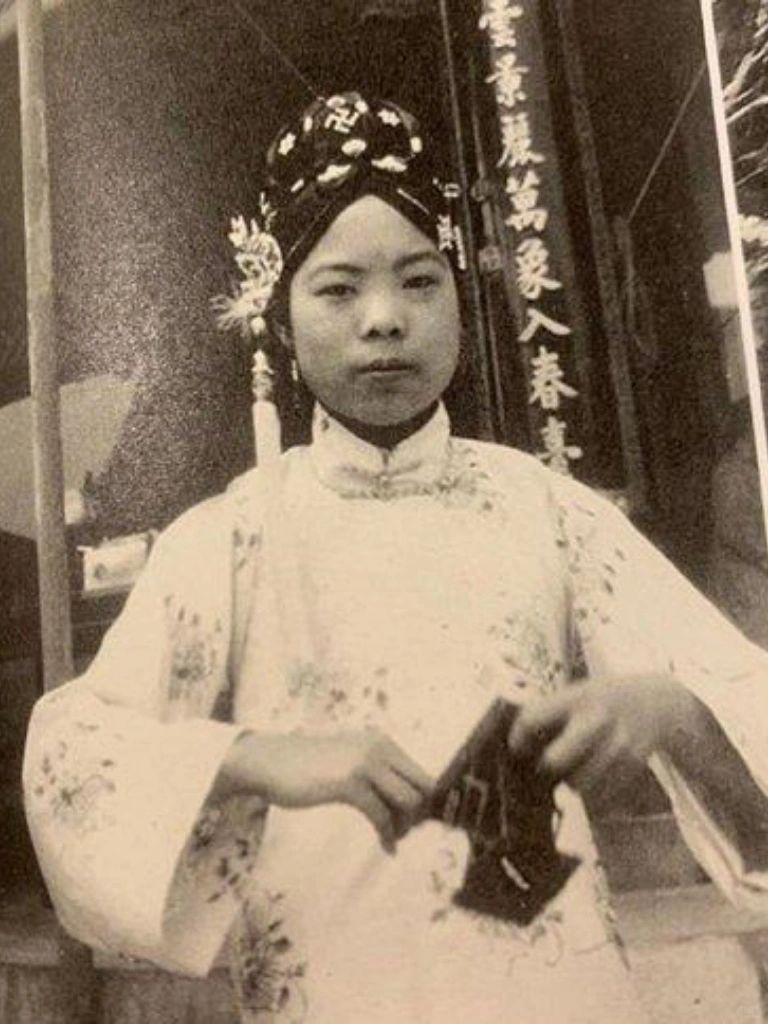 “我曾是前清皇帝溥仪的淑妃。”1953年9月17日，傅玉芳在弥留之际对丈夫刘振东...