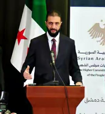 人靠衣服马靠鞍。朱拉尼包头巾的是样子看着真难看，又凶悍又流气。一换衣服换发型就不