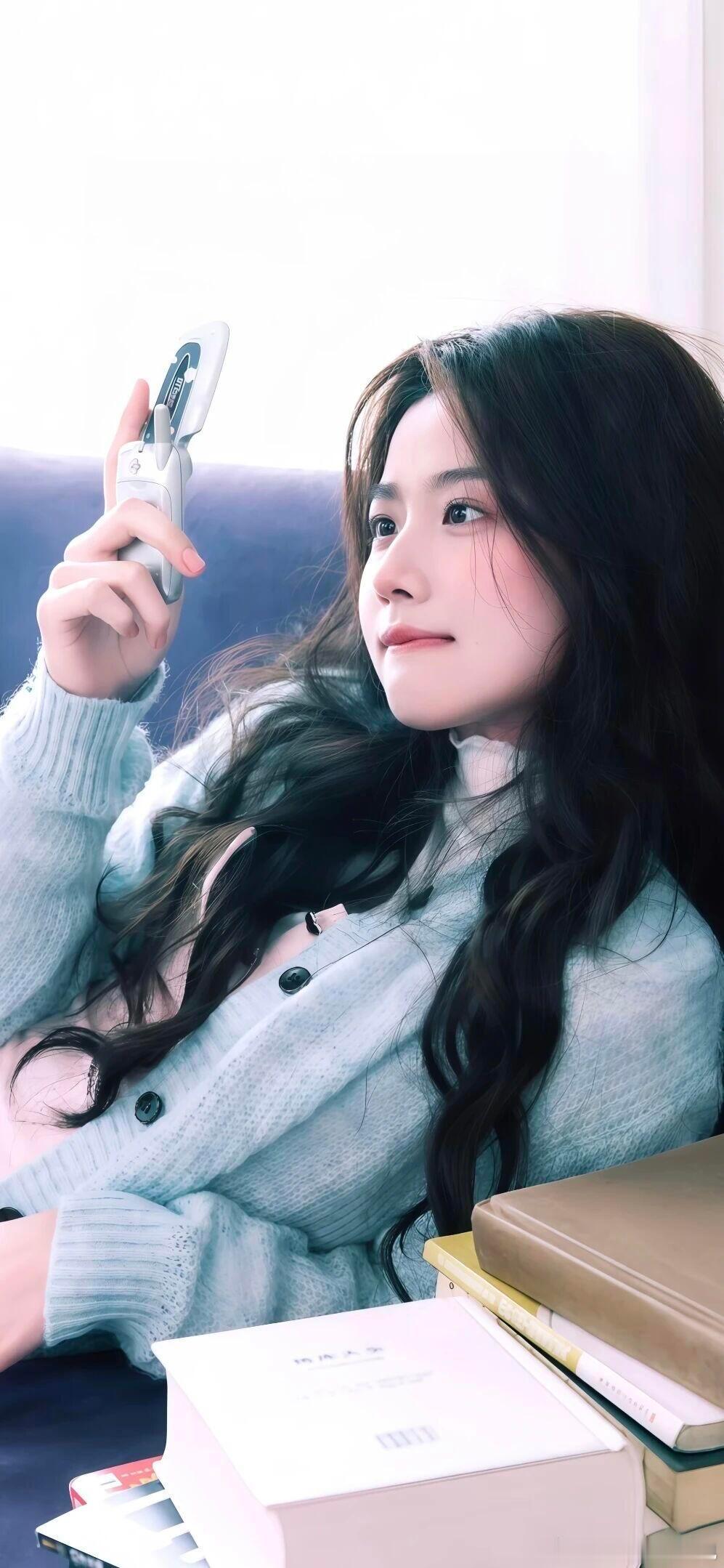 今年生日就学卢昱晓这样拍 拒绝千篇一律的生日自拍，学学卢昱晓杂货铺风，柔和光影加