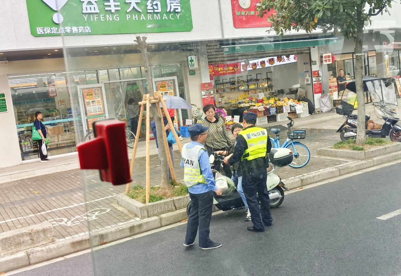 大妈雨天骑车未戴头盔上路去买菜，年轻交警並非一罚了之，而是教育有道，场面十分和谐