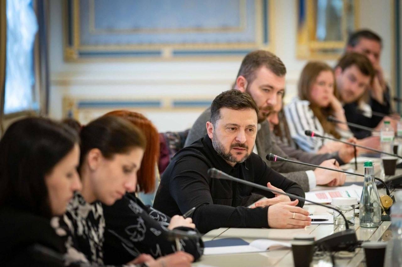 下面这个图片，现在的泽连斯基是不是很狼狈沧桑，整个会场气氛静的可怕，目光都投向了