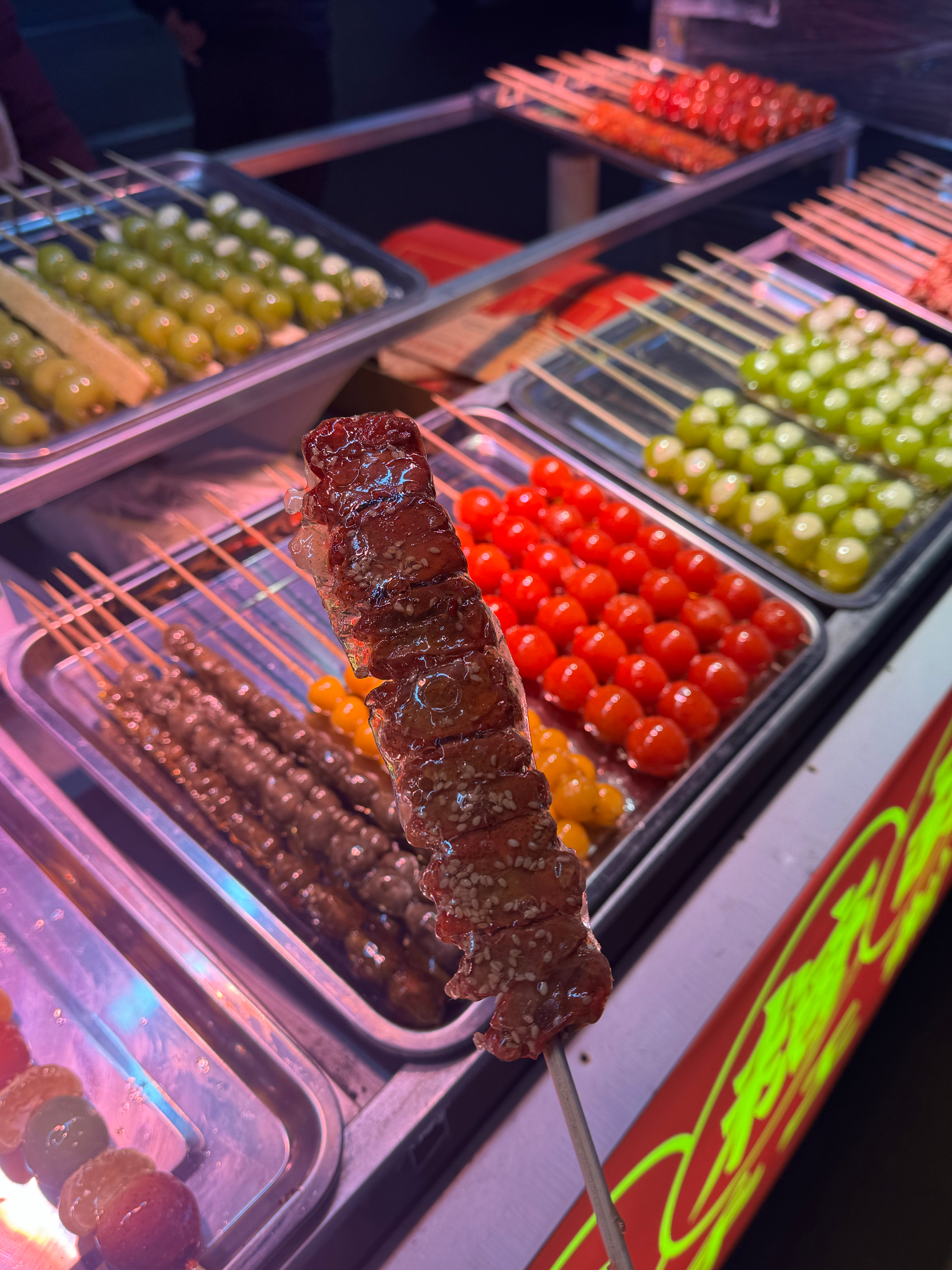 住游客区就是好啊，这么晚下楼还有卖冰糖葫芦的，五块钱一根，美滋滋😉 沈阳
