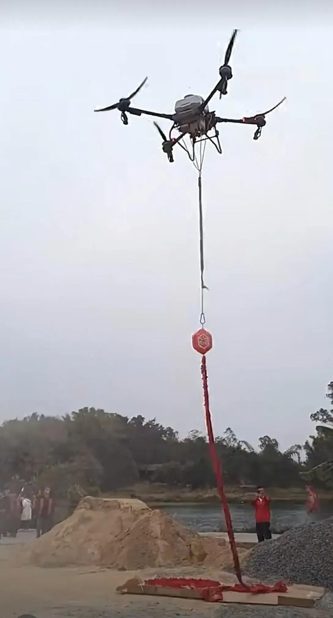 新鲜事！宗祠封顶使用无人机放鞭炮🧨

无人机放鞭炮听起来挺有趣和新奇，用于庆祝