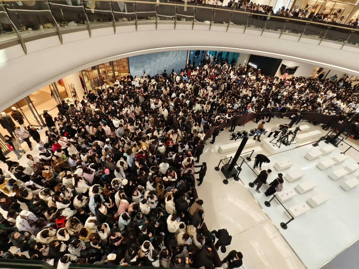 朋友发来现场图，全是人头！这人气太能打了，下午的活动怕是要被挤爆，期待他的状态！