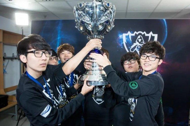 盘点历届最接近黄金之路的队伍：SKT、RNG、G2、JDG[并不简单]首先是SK