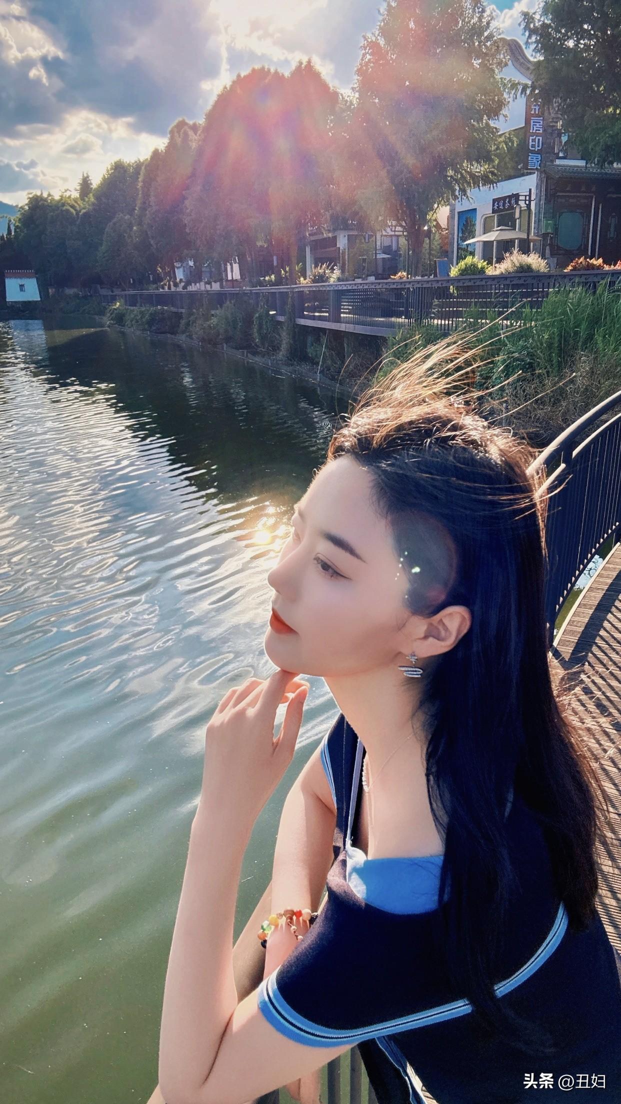 什么样的女孩子最能得到男孩的喜欢独立清醒的女生同样很吸引人，她们有自己的生活和主