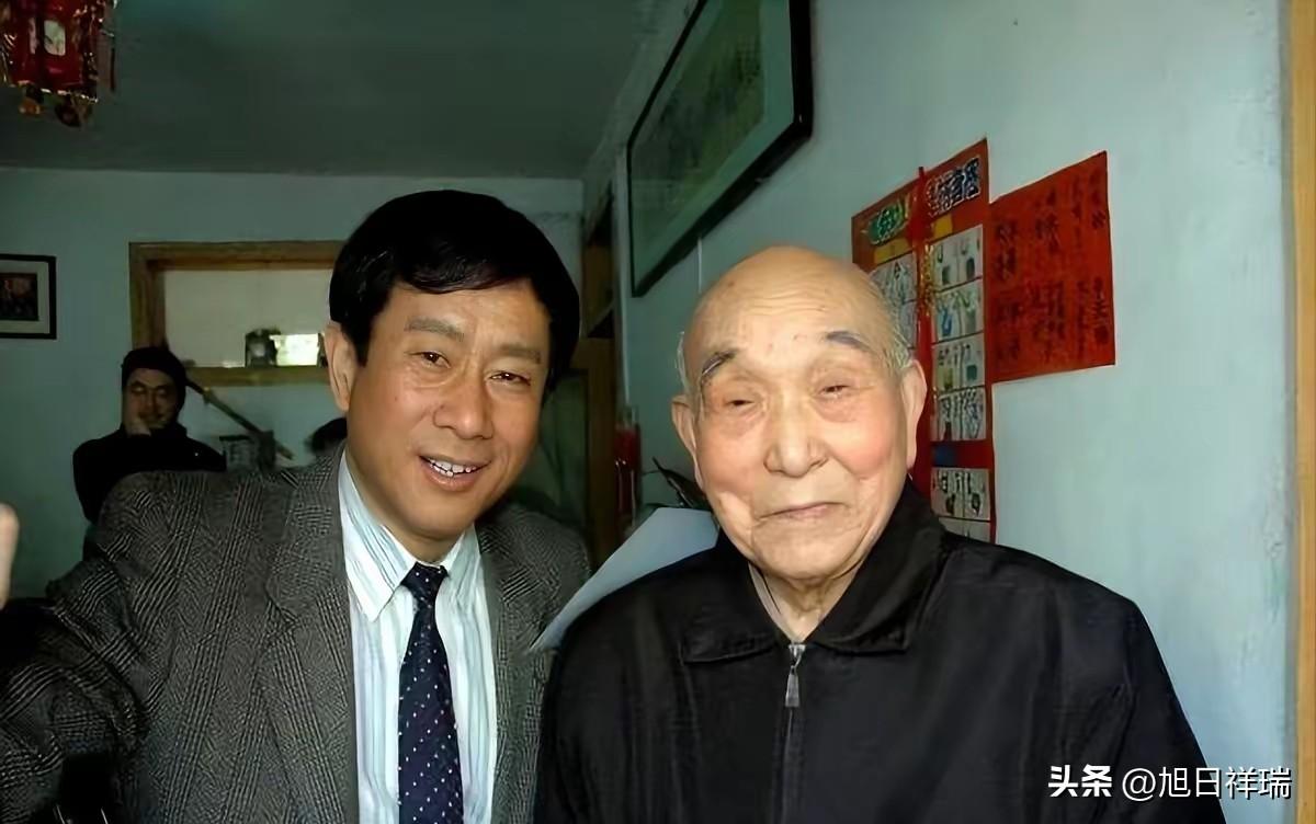 1937年冬，山东章丘李老太太把一个晕倒在路边的日本兵拖回了家，人刚放稳，她就冲