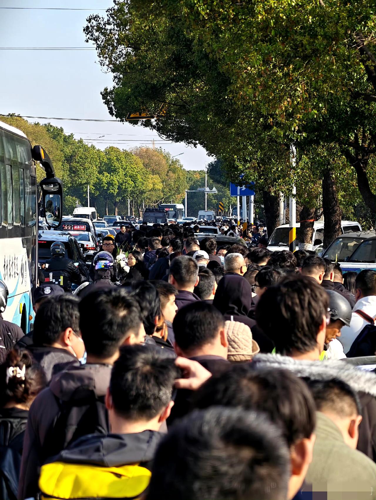 全网都在送别张雪峰老师，
今天张老师在苏州的追悼会也来了很多很多人。
虽然没有直