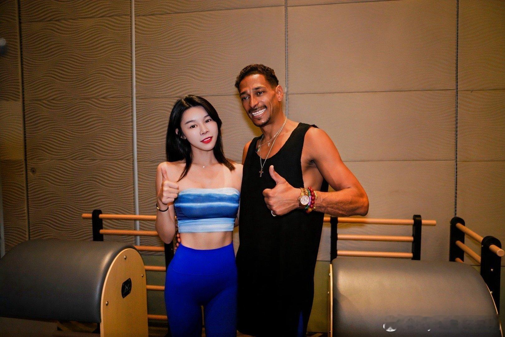 用热爱遇见高能量磁场外教老师的课堂像一场“精准又治愈的身体对话”，深耕普拉提多年