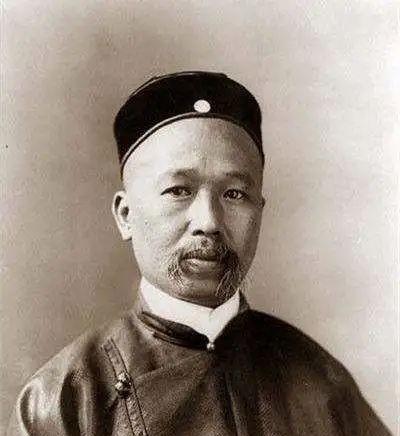 1927年，康有为临终时，抱着年仅22岁、容貌娇艳的六姨太阿翠，低声对她说：“我