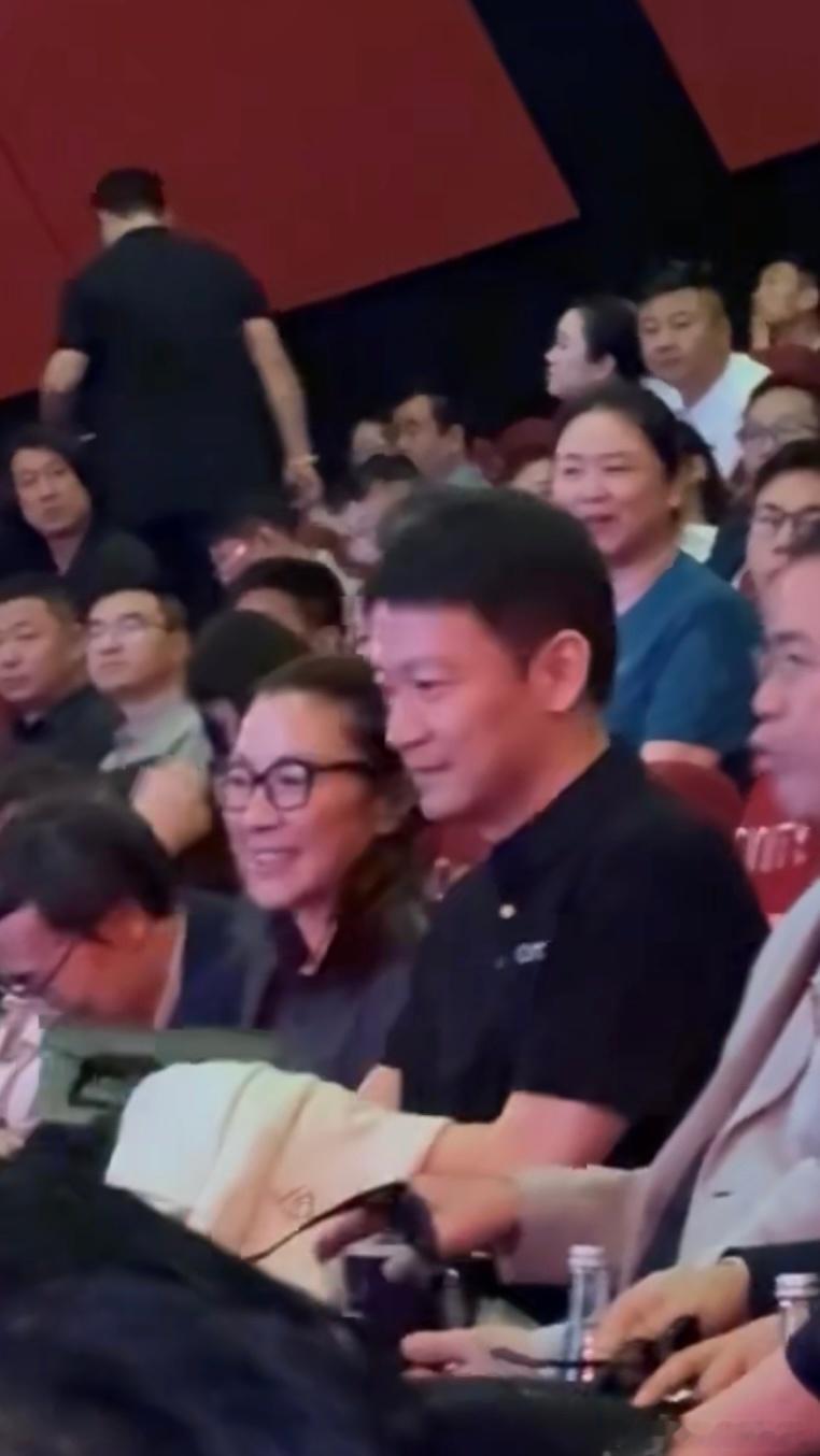 郭帆也去看《阿凡达3》了，还和杨紫琼坐在一起聊天年中《哪吒2》在洛杉矶的首映礼他