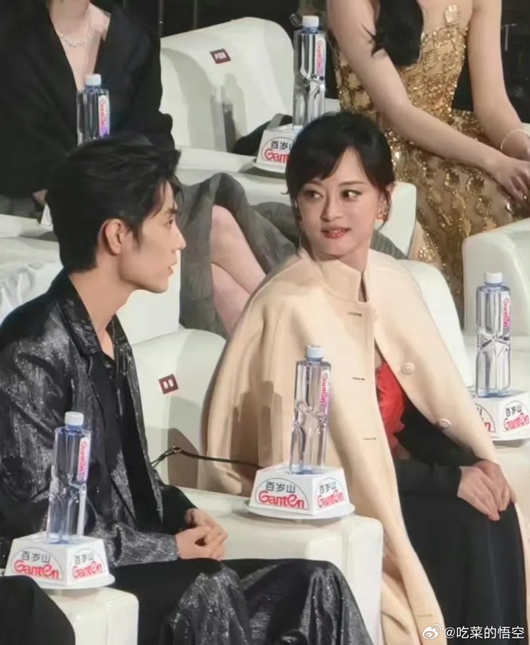 电视剧品质盛典上肖战和孙俪挨着坐，总感觉孙俪看肖战的眼神不一般。有人说这眼神里满