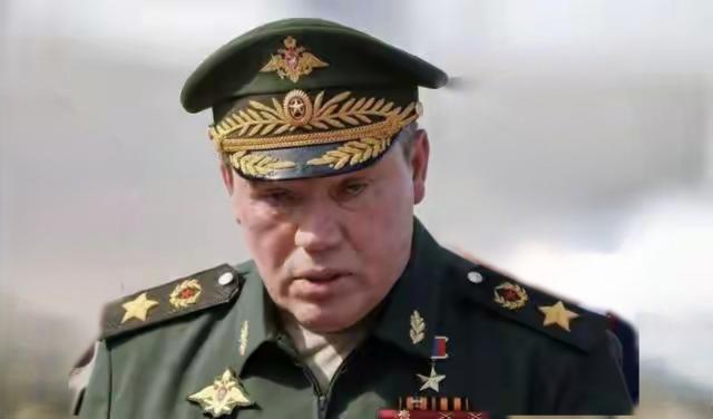 泽连斯基硬气喊话不接受屈辱和平，乌军转头空袭赫尔松俄控区咖啡馆，造成二十多人死亡