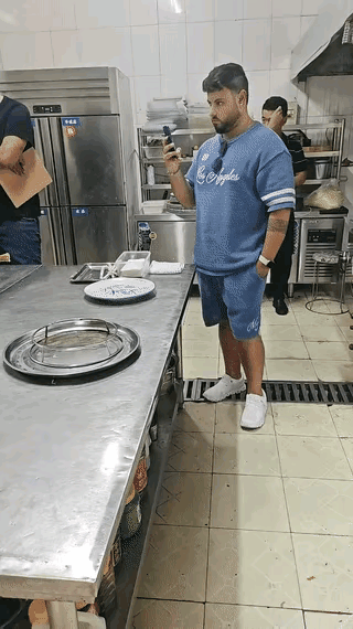 这几个厨师正在表演厨艺，据说这几个老外是负责考核的，他们是以色列人，据说如果这几
