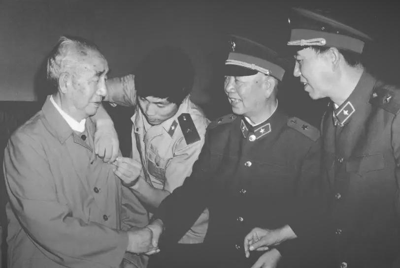 刘华清上将看望老首长徐向前元帅，工作人员还为徐向前元帅佩戴荣誉勋章
 
这一幕看