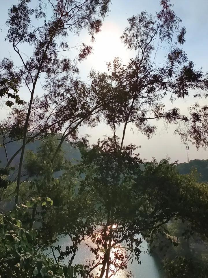 六片山⛰️的太阳☀️还是夏天的太阳，一点秋天的感觉都没有，秋意只是说说而已。