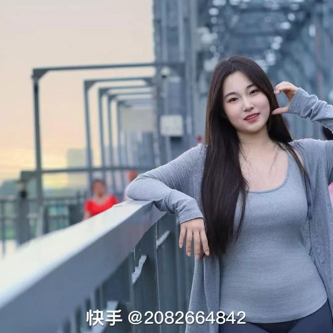 夕阳下的都市少女，倚栏轻笑，自在悠然。夜景气质少女 江边日落少女 湖边夕阳美女 