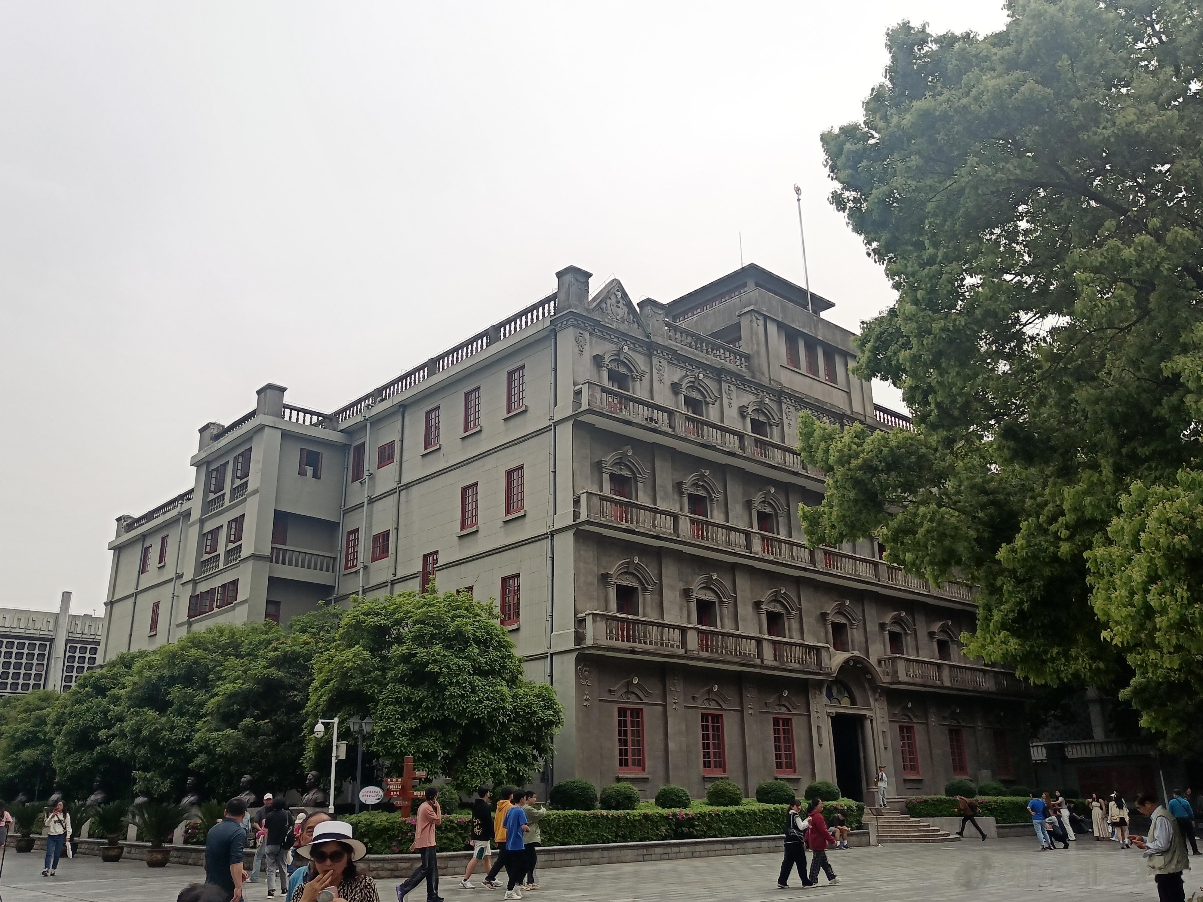四月走江西，南昌八一起义旧址排队太长了！只好走贺龙指挥部旧址，也是很有特色的洋楼