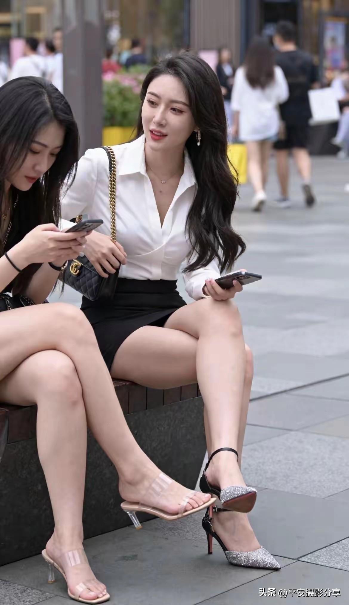 姐妹花合影怎样提高女生生活幸福感 你感觉哪个女明星最漂亮 优雅型女孩子该怎么穿?