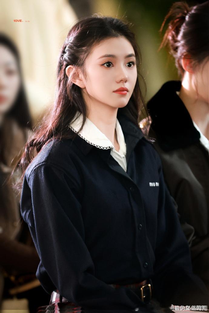 哇塞两位大美女好养眼！！！miumiu你好大的福气 