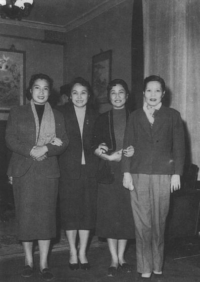 抗战时期重庆话剧舞台上的“四大名旦”。左起:秦怡、白杨、张瑞芳、舒绣文。
