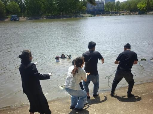 心寒啊！5月10日下午两点左右，江苏盐城亭湖区青年路高架下的通榆河边，王女士和哥
