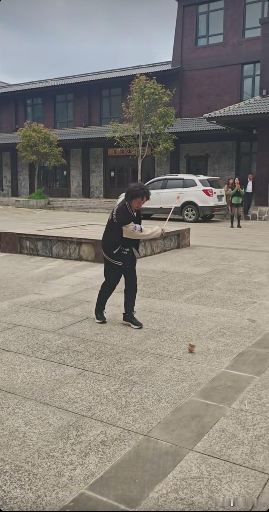 庞麦郎老师作词作曲有特色，没想到他打陀螺技术也是一流。只见他抡起鞭子虎虎生风，“