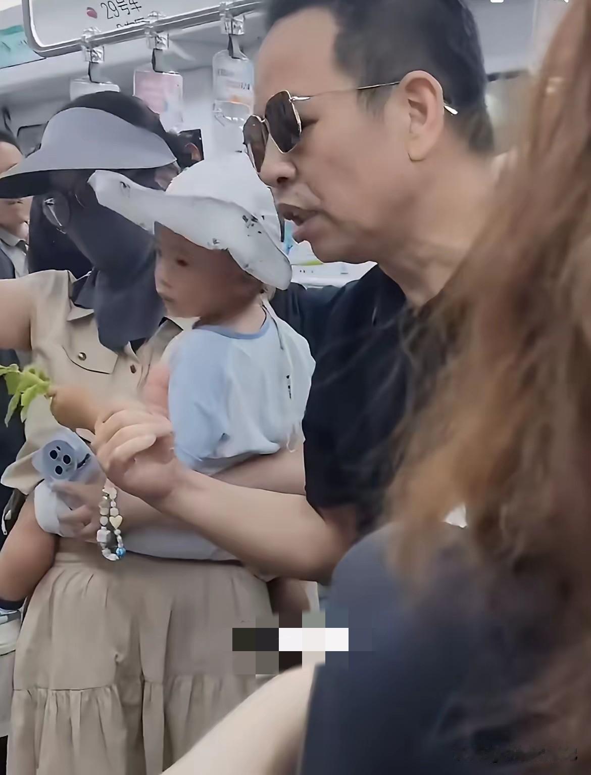 妈妈抱着孩子坐地铁，孩子睡着了，妈妈也没让座，周围人都没有主动让座的。

旁边的