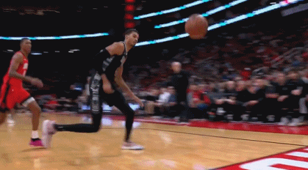 文班亚马果然骨骼惊奇，90度崴脚啥事没有，起身拍拍屁股继续打球。