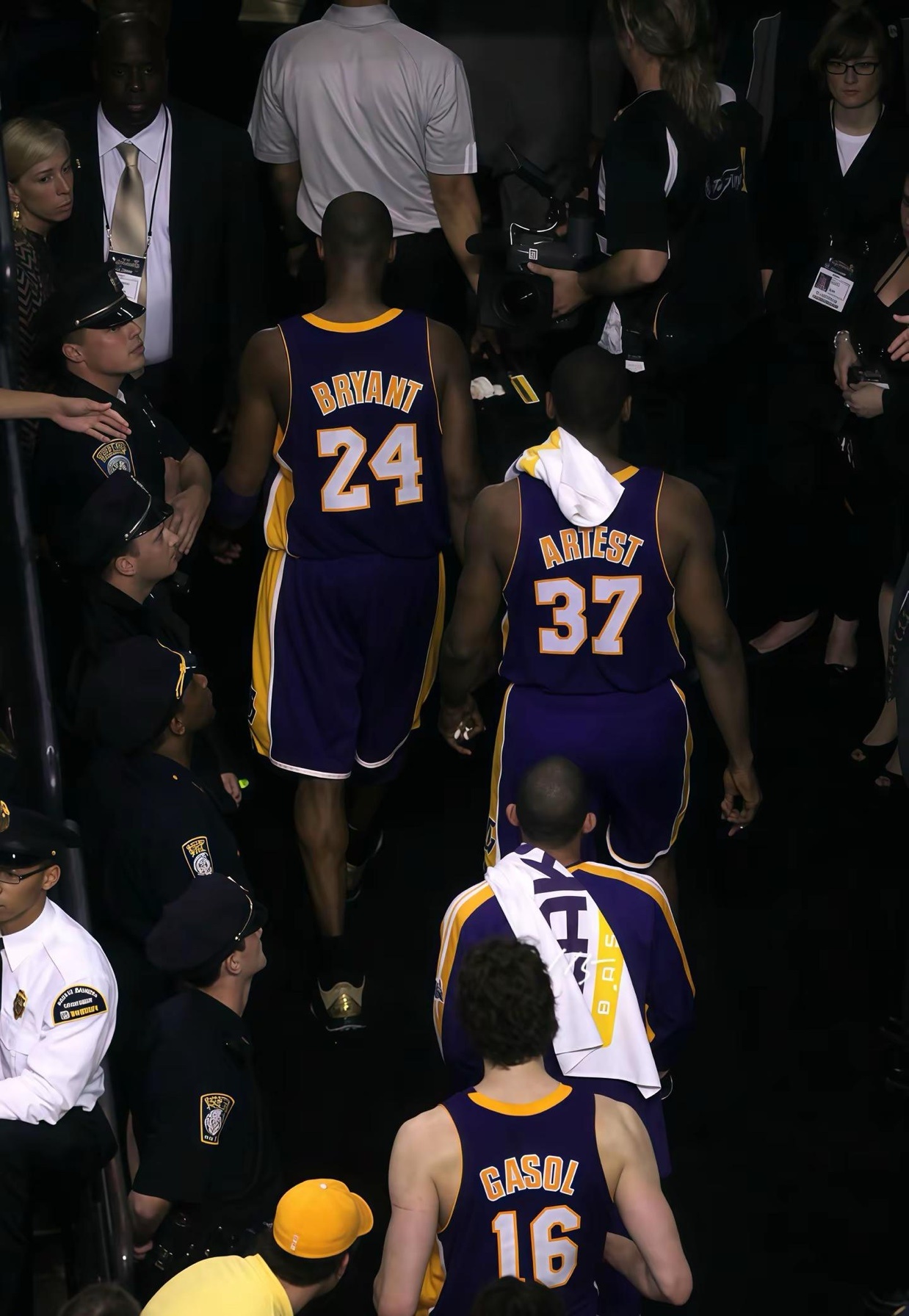 人生，一站有一站的风景， 一岁有一岁的味道。 无论你活成什么样子， 都有人说三道