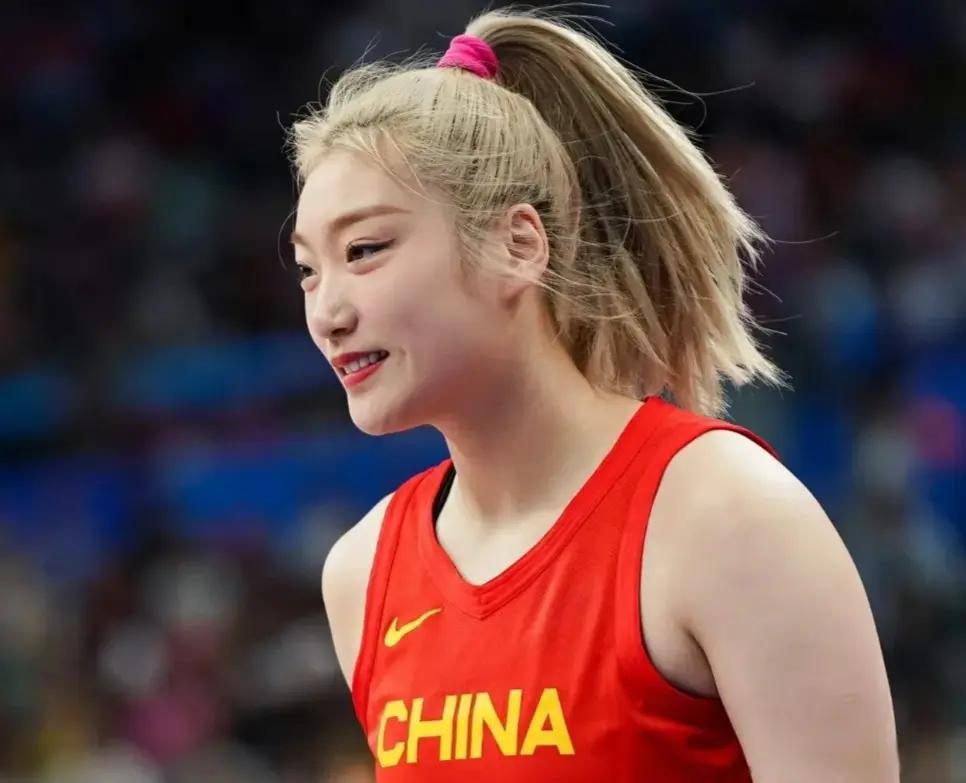 女篮的悲剧终于发生了，李梦告别国内篮坛。


这句话刷爆球迷圈那天，不少人盯着手