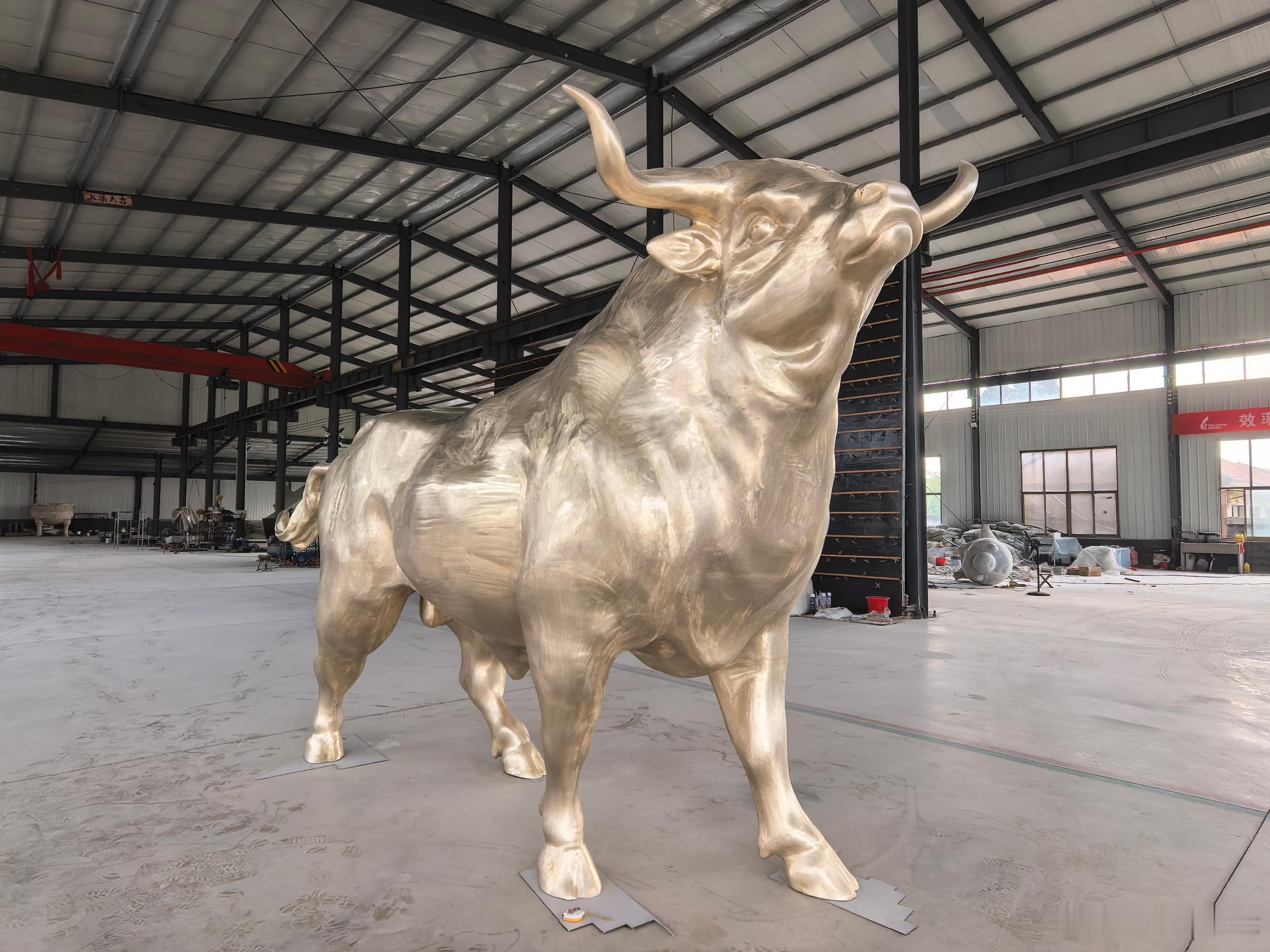 去制作打造了一头大金牛，牛长五米多，高三米多，霸不霸气 