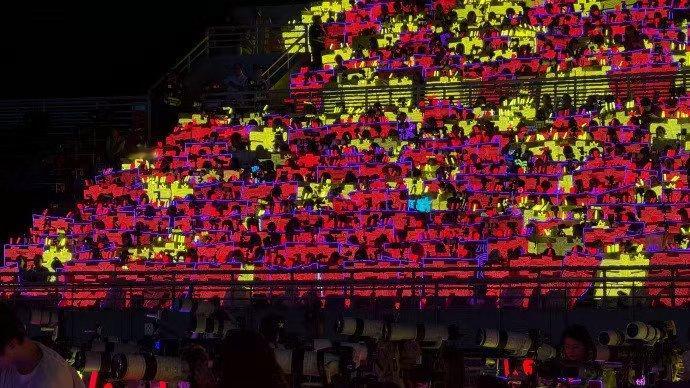 苏新皓徐州day2红海 谁懂徐州第二天红海的含金量，几乎无死角的红色灯牌，亮度在