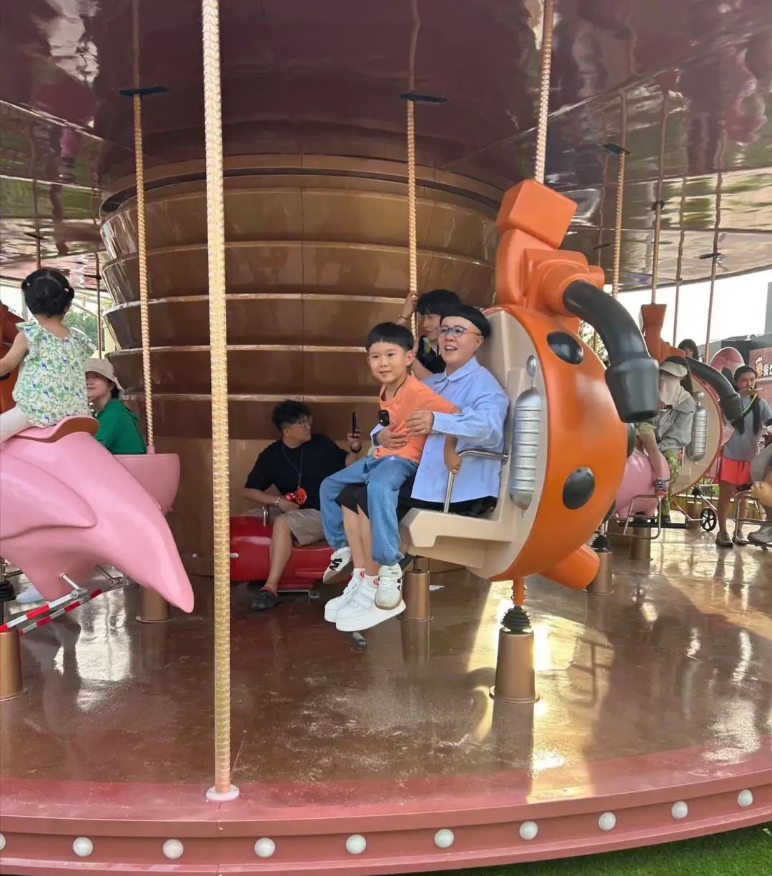 60岁金龟子带着小朋友现身北京朝阳公园游玩，她现实中真人身材矮小，打扮朴素大方又