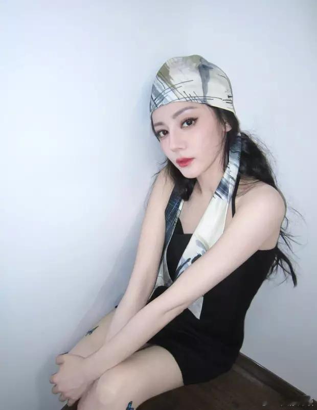 迪丽热巴头戴丝巾，穿蝴蝶纹丝袜，又美又帅甜酷氛围拉满。 ​​​