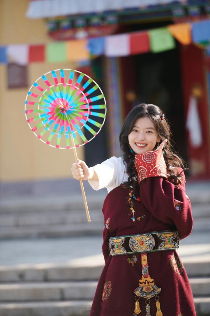 孙千手持彩色风车随拍孙千新鲜营业旅拍六宫格，彩色风车在手中熠熠出彩，浓郁民族穿搭