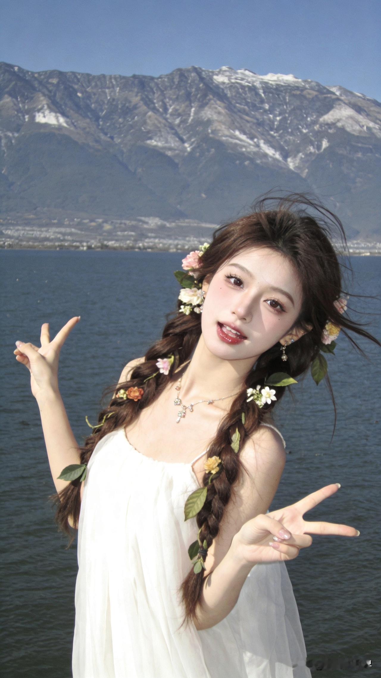 在雪山湖泊前，甜美少女花环编发，比V微笑，清新自然！甜美风编发 少女编发教程