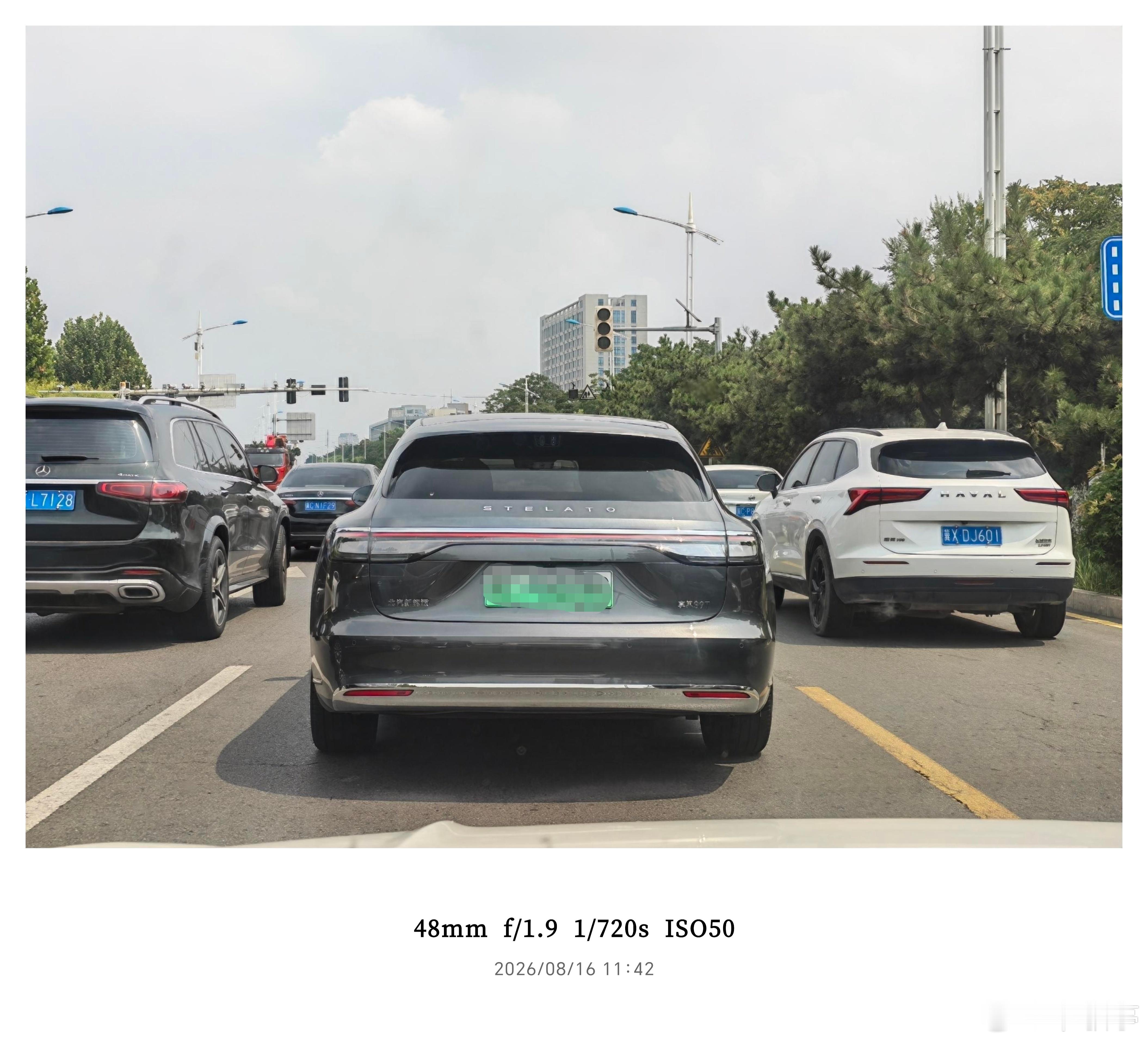 路上偶遇一辆享界S9T，瓦罐造型自带优雅气场，贯穿尾灯质感拉满，沉稳又高级，确实