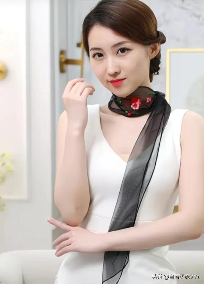 山坡羊·浅妆妍
 
云丝轻绕，花枝微俏，明眸浅笑风姿妙。
素裙娇，韵如瑶，
柔纱