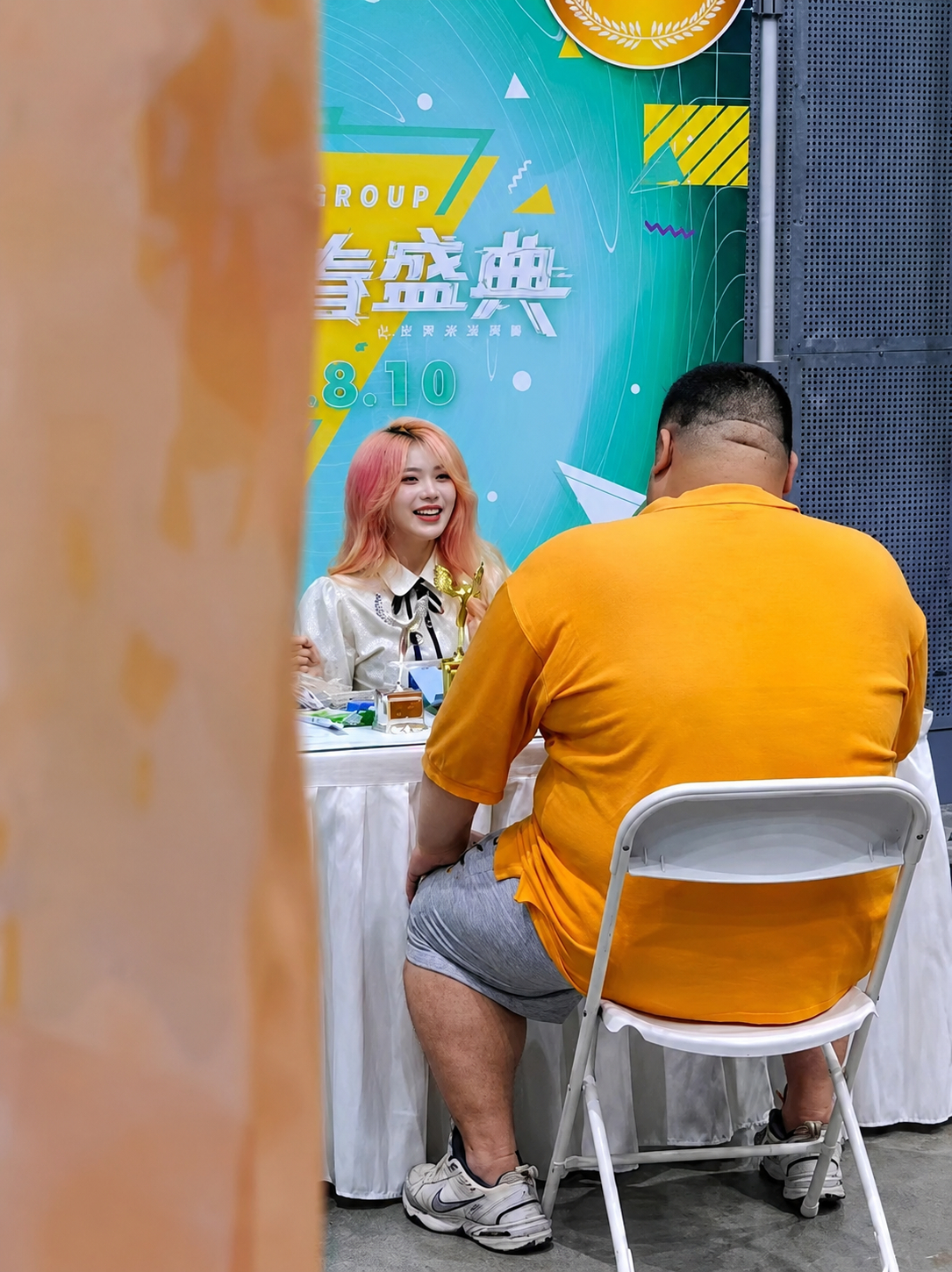 在没有私有制、金钱、资本、市场、消费的大同社会，他们永远不会在同一张桌子两边坐下